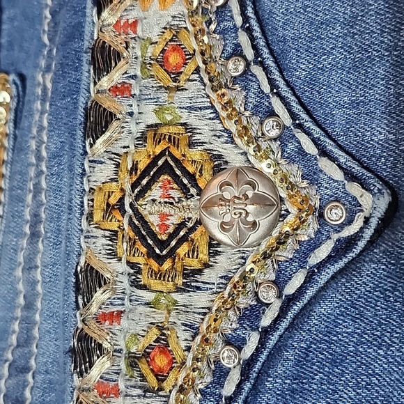 MISS ME EMBROIDERED GOLD SEQUINS FAUX-FLAP POCKETS RHINESTONES CUFFED CAPRI JEAN - Picture 4 of 16